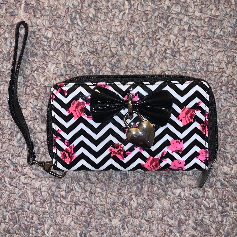 NWOT! Black & White Wristlet